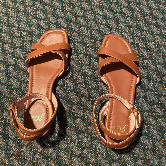 Tan sandals - Picture 3 of 3